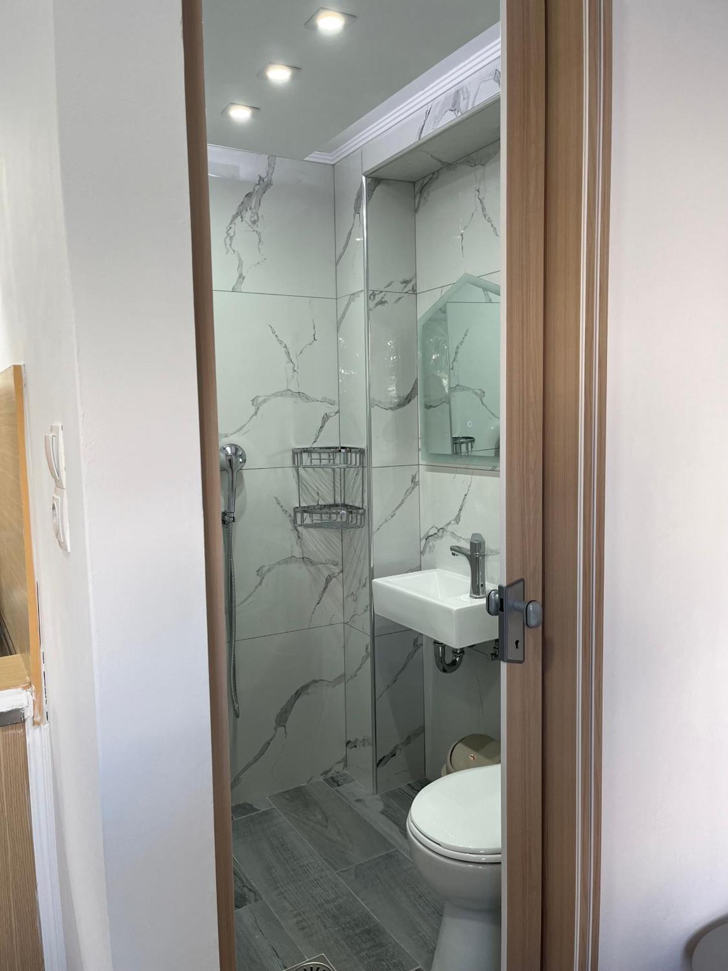 Sweetmar Guestrooms-Ground Floor คอสทาวน์ ภายนอก รูปภาพ